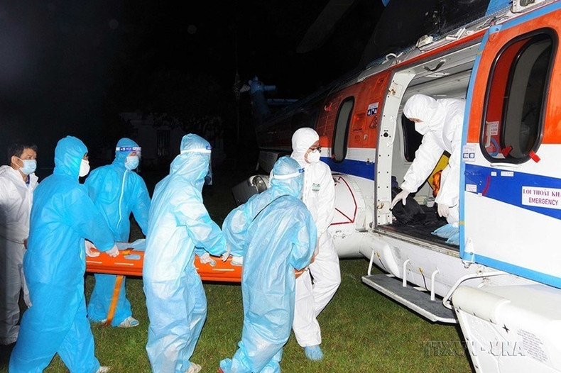 Médicos militares del Hospital 175 transportaron a pacientes de emergencia desde la isla de Truong Sa en helicóptero al Hospital de Medicina Militar 175 en Ciudad Ho Chi Minh. (Foto: VNA) Médicos militares del Hospital 175 transportaron a pacientes de emergencia desde la isla de Truong Sa en helicóptero al Hospital de Medicina Militar 175 en Ciudad Ho Chi Minh. (Foto: VNA)