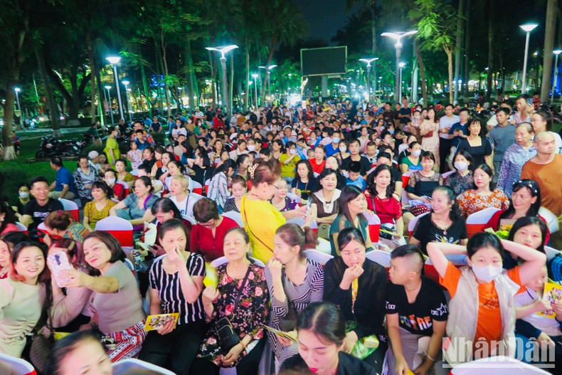 Miles de personas disfrutaron de los espectáculos. Miles de personas disfrutaron de los espectáculos.