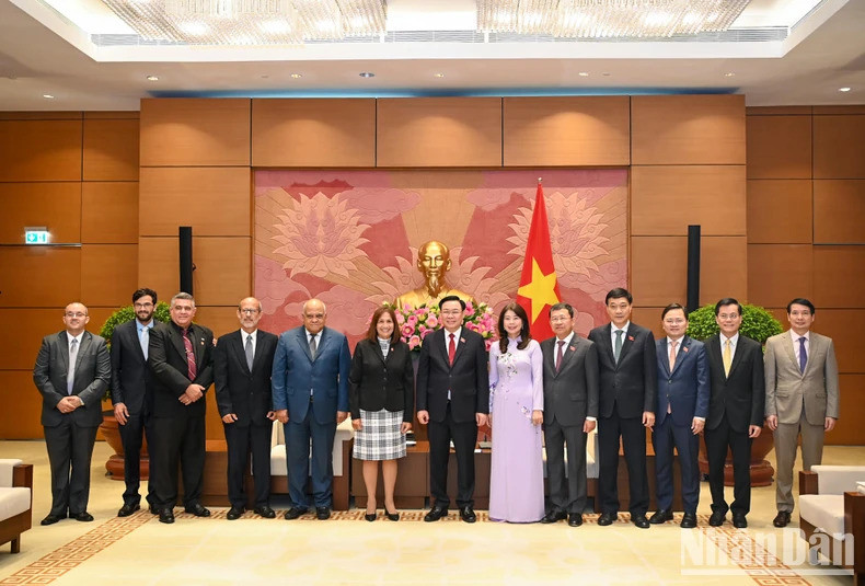 Los delegados posan para una foto.