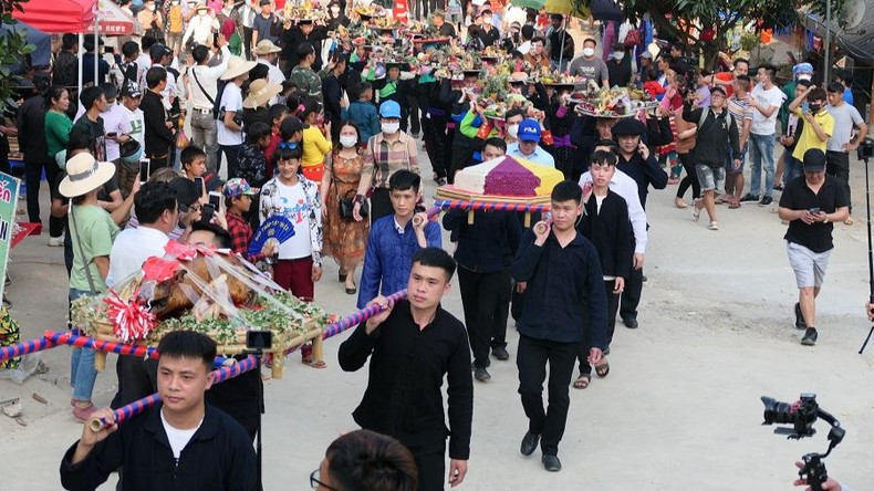 Ceremonia de ofrecimiento de inciensos en los Templos Ong y Ba en el Festival.
