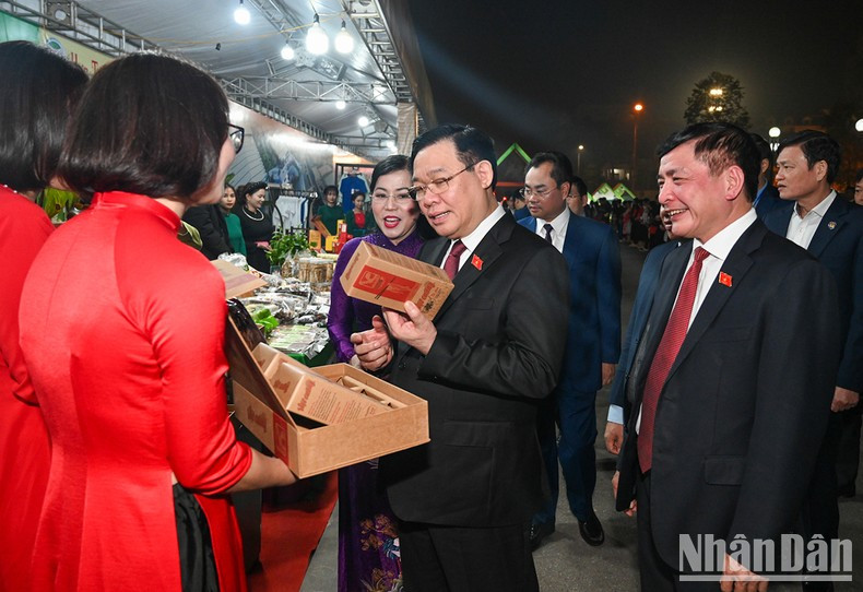 El máximo dirigente legislador y los delegados visitan la exhibición de productos agrícolas en la provincia de Thai Nguyen. El máximo dirigente legislador y los delegados visitan la exhibición de productos agrícolas en la provincia de Thai Nguyen.