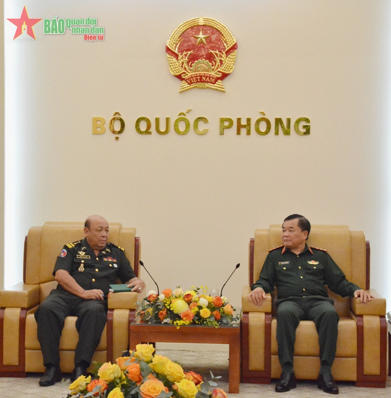 El coronel general Hoang Xuan Chien, viceministro de Defensa de Vietnam (D) y el coronel Rem Kann, agregado militar de Camboya.