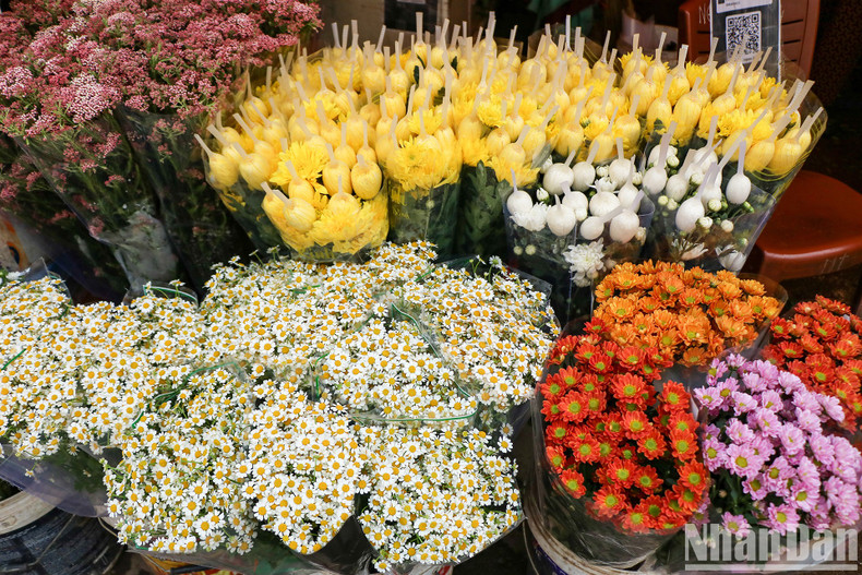 Bullicioso mercado de flores de Hanói por Día Internacional de la Mujer ảnh 10