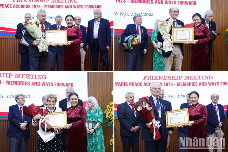 La presidenta de la UOAV, Nguyen Phuong Nga, entregó a los delegados la insignia “Por la paz, la amistad entre los pueblos”. La presidenta de la UOAV, Nguyen Phuong Nga, entregó a los delegados la insignia “Por la paz, la amistad entre los pueblos”.