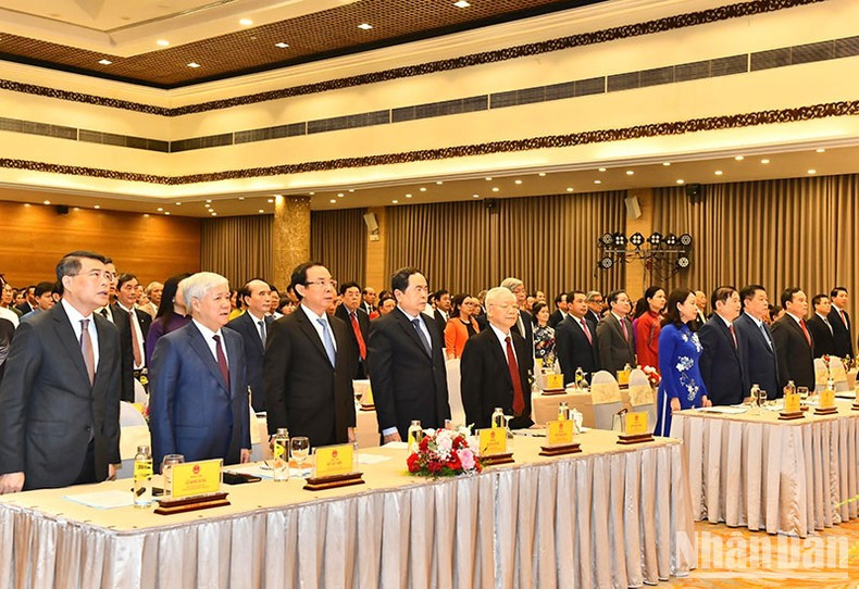 Dirigentes del Partido, Estado y delegados realizaron el saludo a la bandera. (Foto: Dang Khoa)