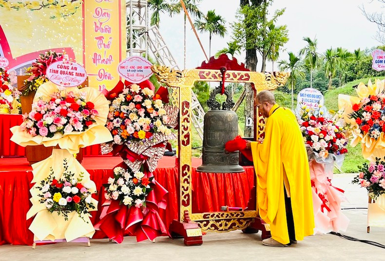 El venerable Thich Dao Quang, abad de la pagoda de Quynh Lam, tocó la campana para inaugurar el festival. El venerable Thich Dao Quang, abad de la pagoda de Quynh Lam, tocó la campana para inaugurar el festival.