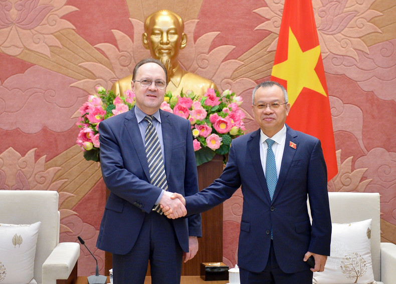 El subjefe de la Comisión de Relaciones Exteriores de la Asamblea Nacional de Vietnam, Nguyen Manh Tien, recibe al embajador de Rusia en Hanói, Gennady Stepanovich Bezdetko.