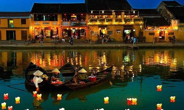 Cada día 14 del mes, la ciudad de Hoi An apaga sus luces eléctricas e ilumina la noche con linternas de papel encendidas. (Foto: VNA)
