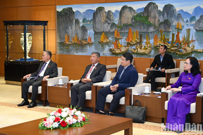 Delegados vietnamitas asisten al encuentro.