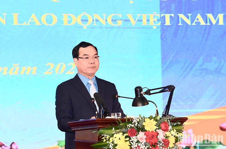 El presidente de la CGTV, Nguyen Dinh Khang informa sobre los resultados de la cooperación laboral entre el Gobierno y la CGTV. El presidente de la CGTV, Nguyen Dinh Khang informa sobre los resultados de la cooperación laboral entre el Gobierno y la CGTV.