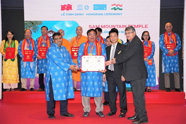 El jefe de la Administración del templo, Nguyen Phuc Hoan recibe el premio. El jefe de la Administración del templo, Nguyen Phuc Hoan recibe el premio.