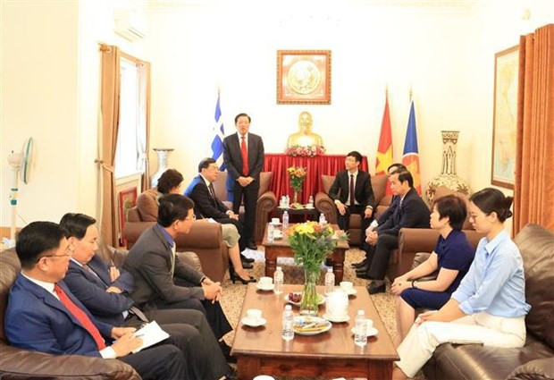 El miembro del Buró Político y jefe de la Comisión de Asuntos Internos del Comité Central del Partido Comunista de Vietnam (PCV), Phan Dinh Trac, visita la Embajada de Vietnam en Grecia (Fuente:VNA) El miembro del Buró Político y jefe de la Comisión de Asuntos Internos del Comité Central del Partido Comunista de Vietnam (PCV), Phan Dinh Trac, visita la Embajada de Vietnam en Grecia (Fuente:VNA)