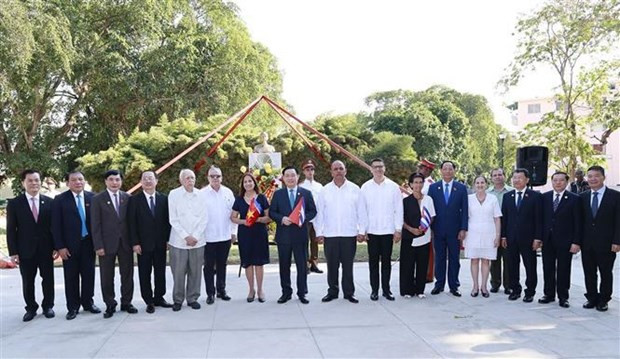 El presidente de la Asamblea Nacional, Vuong Dinh Hue, y los delegados se tomaron fotos de recuerdo en la ceremonia. (Foto: VNA) El presidente de la Asamblea Nacional, Vuong Dinh Hue, y los delegados se tomaron fotos de recuerdo en la ceremonia. (Foto: VNA)