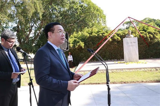 El presidente del Parlamento, Vuong Dinh Hue, pronuncia un discurso frente al monumento al Presidente Ho Chi Minh en la ceremonia. (Foto: VNA) El presidente del Parlamento, Vuong Dinh Hue, pronuncia un discurso frente al monumento al Presidente Ho Chi Minh en la ceremonia. (Foto: VNA)
