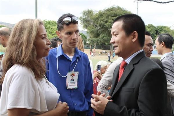 El encargado de negocios Doan Bao Trung y ciudadanos de Caracas (Fuente: VNA) El encargado de negocios Doan Bao Trung y ciudadanos de Caracas (Fuente: VNA)