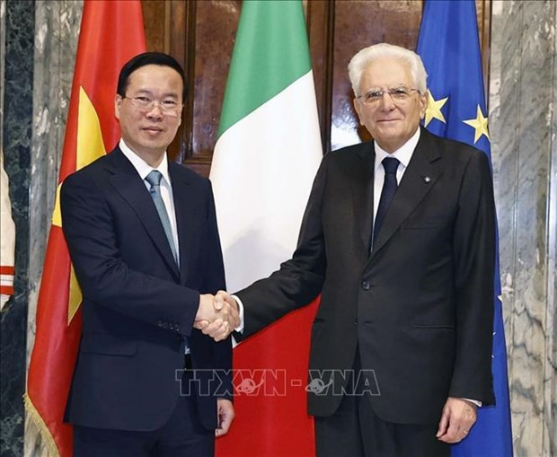 El presidente italiano, Sergio Mattarella, da la bienvenida a su homólogo vietnamita, Vo Van Thuong (Fuente: VNA)