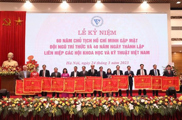 El acto de entrega de las órdenes y certificados (Foto: VNA)