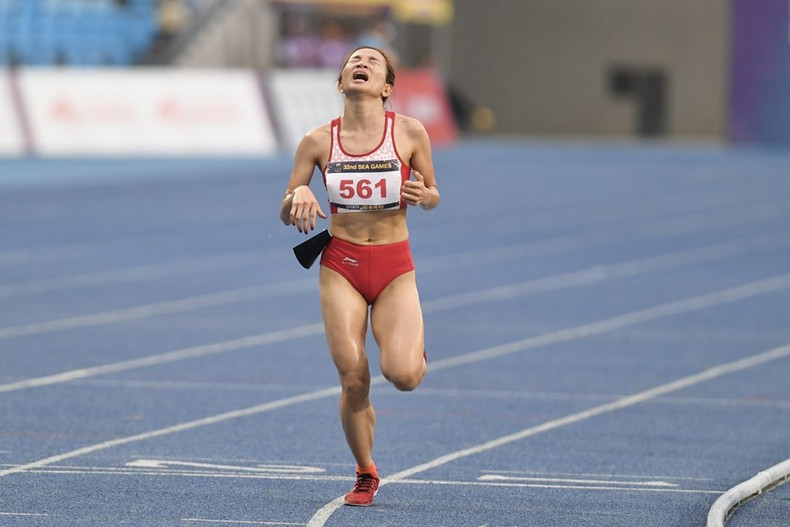 Las 17:36 (hora local) del 12 de mayo de 2023 constituye un momento inolvidable para la atleta, pues fue cuando cruzó la meta en los 10.000 metros femenino, marcando una hazaña para el atletismo de Vietnam. (Foto: VNA) Las 17:36 (hora local) del 12 de mayo de 2023 constituye un momento inolvidable para la atleta, pues fue cuando cruzó la meta en los 10.000 metros femenino, marcando una hazaña para el atletismo de Vietnam. (Foto: VNA)