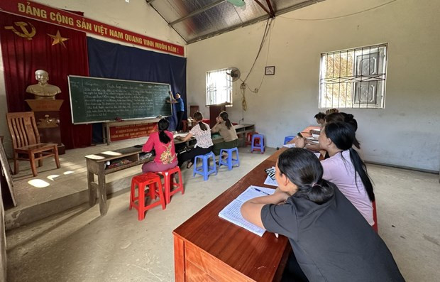 Clase de alfabetización en la comuna de Bang Phuc, distrito de Cho Don, provincia de Bac Kan. (Foto: VNA)