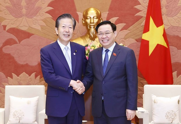 El presidente de la Asamblea Nacional de Vietnam, Vuong Dinh Hue (derecha), recibe al presidente del Partido japonés Komeito, Yamaguchi Natsuo el 23 de agosto (Fuente: VNA)