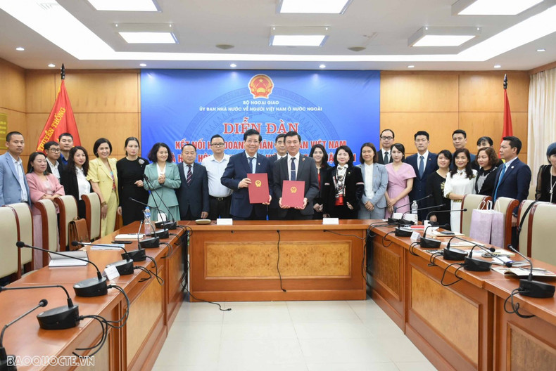 Ceremonia de firma del Acuerdo de cooperación entre la Asociación de Empresarios Privados de Vietnam y la Asociación de Empresas de Vietnam en Japón.