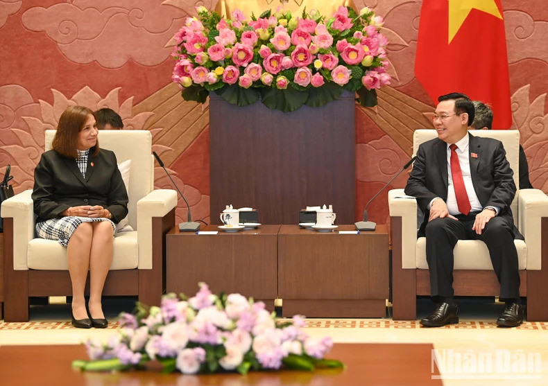 El máximo legislador vietnamita, Vuong Dinh Hue recibe a la subtitular del Parlamento cubano, Ana María Mari Machado