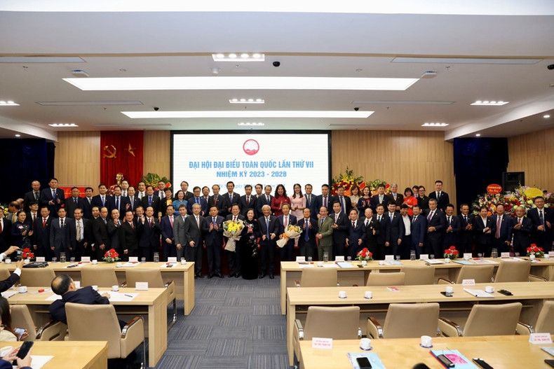 La camarada Truong Thi Mai se toma una foto con los delegados. La camarada Truong Thi Mai se toma una foto con los delegados.