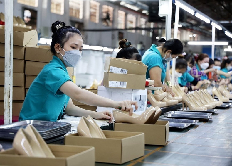 Trabajadores en la empresa de calzado Gia Dinh en la urbe de Thu Duc, Ciudad Ho Chi Minh. (Fuente: VNA)