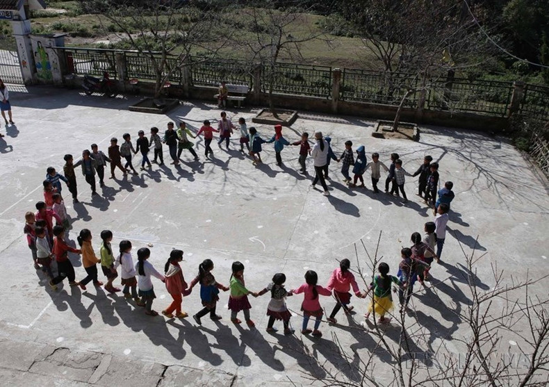 Maestros organizan juegos folklóricos para los alumnos en la provincia montañosa de Lai Chau. (Foto: VNA) Maestros organizan juegos folklóricos para los alumnos en la provincia montañosa de Lai Chau. (Foto: VNA)