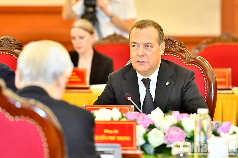 Interviene el presidente del Partido Rusia Unida y líder del Consejo de Seguridad de la Federación Rusa, Dmitri Medvédev.