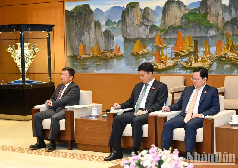 Delegados vietnamitas en la cita.