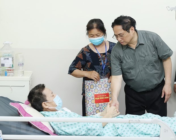 El primer ministro de Vietnam, Pham Minh Chinh, alienta a pacientes en el Hospital de Oncología 2 de Ciudad Ho Chi Minh(Foto: VNA)