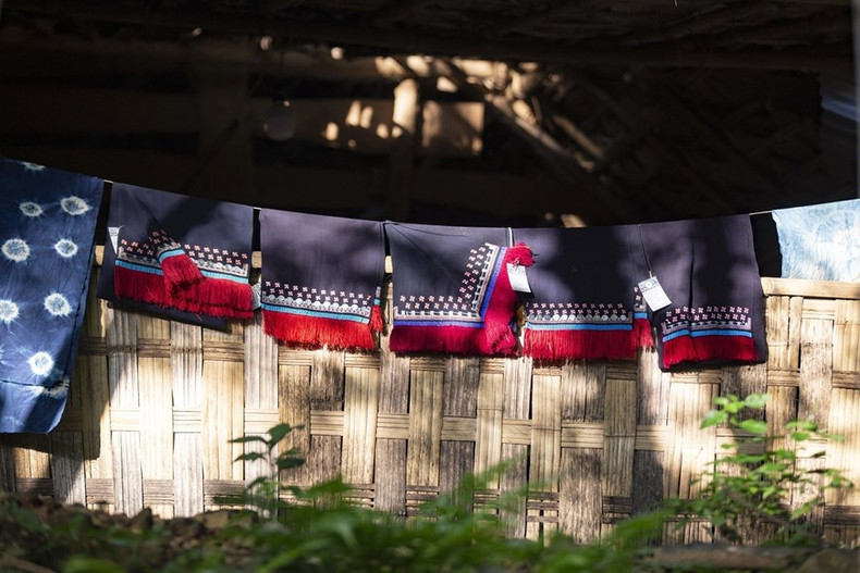 Los paños de brocado se secan. (Foto: VNA) Los paños de brocado se secan. (Foto: VNA)