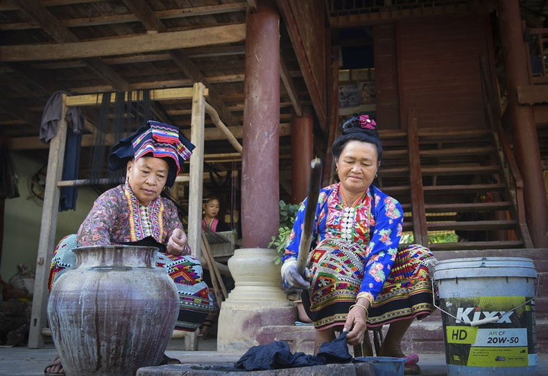 Proceso de teñido de telas. (Foto: VNA)