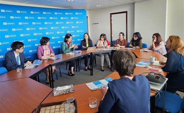 Una sesión de trabajo entre la delegación de UMV y Begona Lasagabaster, directora de la División de Igualdad de Género de la UNESCO. (Foto: VNA) Una sesión de trabajo entre la delegación de UMV y Begona Lasagabaster, directora de la División de Igualdad de Género de la UNESCO. (Foto: VNA)