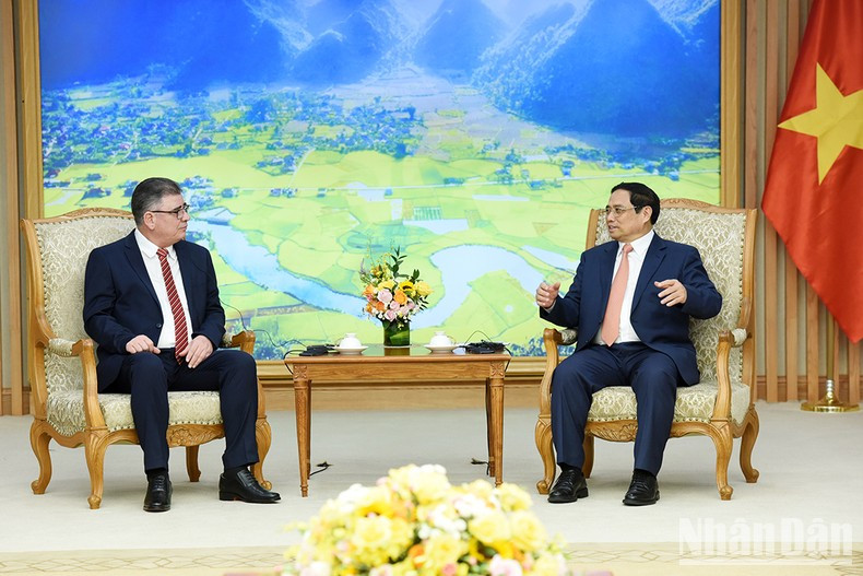 El jefe del Gobierno vietnamita destacó el significado de la visita del invitado cubano en momentos en que ambos países celebran el 60 aniversario de la fundación del Comité Cubano de Solidaridad con Vietnam del Sur y el 50 aniversario del primer viaje del líder Fidel Castro a Vietnam y a la Zona Liberada de Vietnam del Sur. El jefe del Gobierno vietnamita destacó el significado de la visita del invitado cubano en momentos en que ambos países celebran el 60 aniversario de la fundación del Comité Cubano de Solidaridad con Vietnam del Sur y el 50 aniversario del primer viaje del líder Fidel Castro a Vietnam y a la Zona Liberada de Vietnam del Sur.