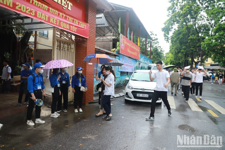 En el punto de prueba de la escuela secundaria Hoang Liet, en el distrito de Hoang Mai, muchos estudiantes están presentes desde las 6:00 de la mañana.