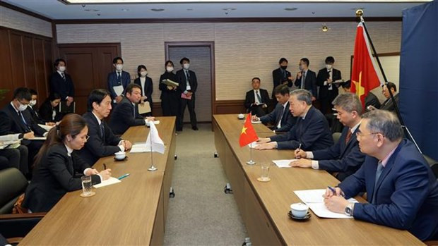 El Ministro de Seguridad Pública de Vietnam, To Lam, trabajó con el Ministro japonés de Justicia, Ken Saito (Foto: VNA) El Ministro de Seguridad Pública de Vietnam, To Lam, trabajó con el Ministro japonés de Justicia, Ken Saito (Foto: VNA)