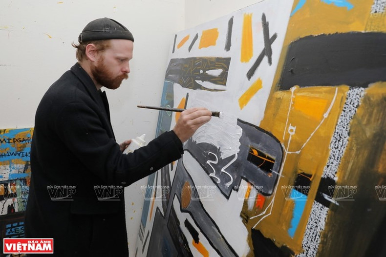 David Evans en el proceso de completar una obra (Fuente: VNA)