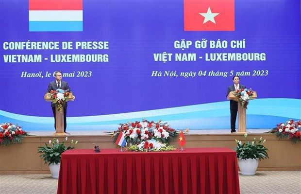 El primer ministro de Vietnam, Pham Minh Chinh (derecha), y su homólogo de Luxemburgo, Xavier Bettel, en la conferencia de prensa (Foto: VNA)