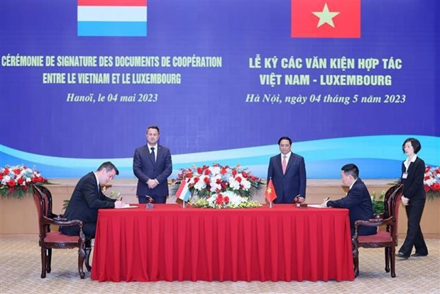 El primer ministro de Vietnam, Pham Minh Chinh, y su homólogo de Luxemburgo, Xavier Bettel, presencian la firma de documentos de cooperación entre ambos países (Foto: VNA)