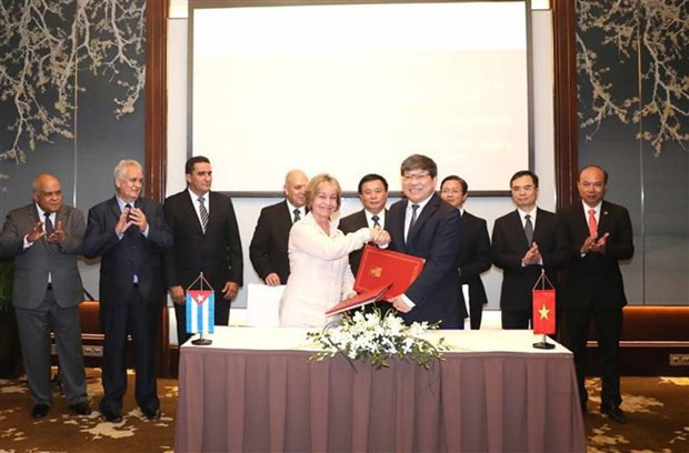 Intercambio del memorándum de entendimiento de cooperación entre la Academia Nacional de Política Ho Chi Minh y la Escuela Superior del PCC de Ñico López (Foto: VNA)