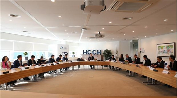 La sesión de trabajo entre la delegación vietnamita y Christophe Bernasconi, Secretario General de la Conferencia de la Haya de Derecho Internacional Privado (HCCH) (Fuente: VNA) La sesión de trabajo entre la delegación vietnamita y Christophe Bernasconi, Secretario General de la Conferencia de la Haya de Derecho Internacional Privado (HCCH) (Fuente: VNA)