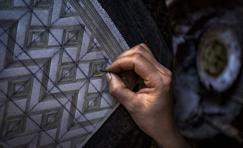 Estampado de patrones con cera de abejas sobre el brocado. (Foto: VNA) Estampado de patrones con cera de abejas sobre el brocado. (Foto: VNA)