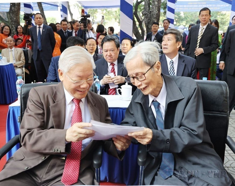 En 2020, el secretario general del Partido Comunista y presidente de Vietnam, Nguyen Phu Trong, se encontró con su profesor Le Duc Giang, en el bachillerato Nguyen Gia Thieu, donde estudió hace casi 60 años. (Foto: VNA). En 2020, el secretario general del Partido Comunista y presidente de Vietnam, Nguyen Phu Trong, se encontró con su profesor Le Duc Giang, en el bachillerato Nguyen Gia Thieu, donde estudió hace casi 60 años. (Foto: VNA).