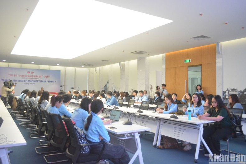 Numerosos estudiantes vietnamitas participan en el simposio. (Foto: Ngoc Khanh) Numerosos estudiantes vietnamitas participan en el simposio. (Foto: Ngoc Khanh)