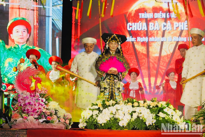 El artista Hoang Gia Bon interpreta “Diosa Madre Café”. El artista Hoang Gia Bon interpreta “Diosa Madre Café”.