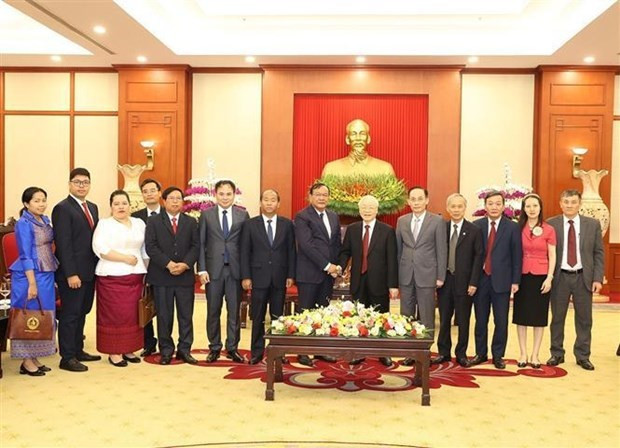 El secretario general del Partido Comunista de Vietnam, Nguyen Phu Trong, el jefe de la Comisión de Relaciones Exteriores del Comité Central del Partido Popular de Camboya, Prak Sokhonn, y los delegados en la reunión. (Fuente: VNA) El secretario general del Partido Comunista de Vietnam, Nguyen Phu Trong, el jefe de la Comisión de Relaciones Exteriores del Comité Central del Partido Popular de Camboya, Prak Sokhonn, y los delegados en la reunión. (Fuente: VNA)