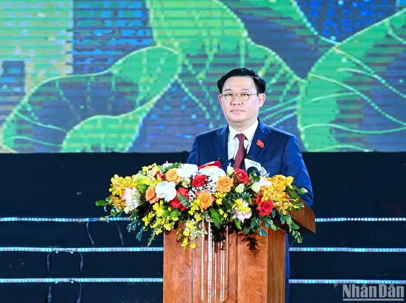 Dinh Hue habla en la ceremonia. Dinh Hue habla en la ceremonia.
