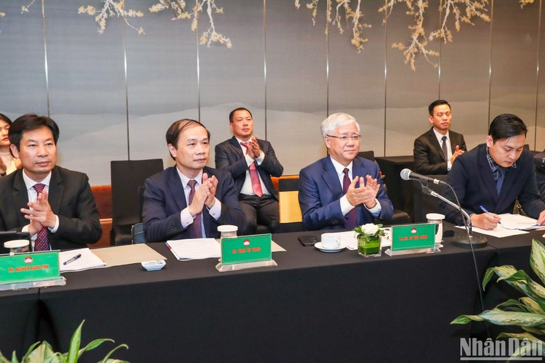 El presidente del Comité Central del Frente de la Patria de Vietnam, Do Van Chien (segunda a la derecha) asiste al evento.